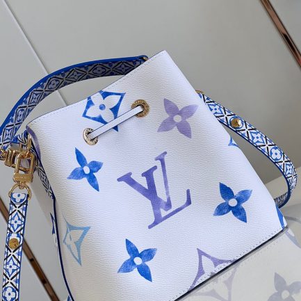 LV By the Pool NEONOE BB